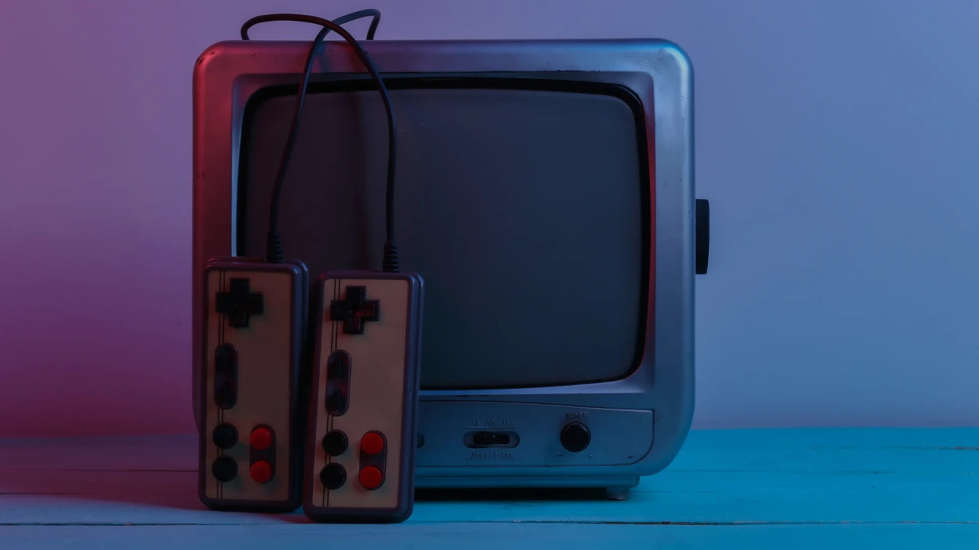 Televisore retrò con due controller classici