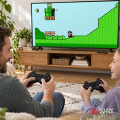 Un padre y su hija juegan a Super Mario Bros. 3 en la tele con el stick X8
