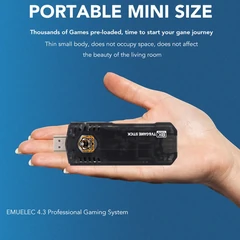 X8 TV Game Stick sujetado con una mano