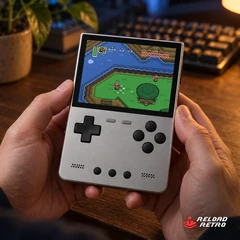Giocare a Zelda: A Link to the Past con la Trimui Brick Hammer argento a una scrivania di notte